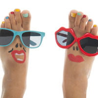 photo of feet wearing sunglasses and lipstick on hrexaminer.com