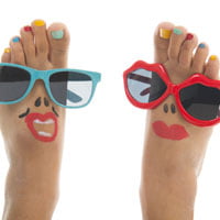 photo of feet wearing sunglasses and lipstick on hrexaminer.com