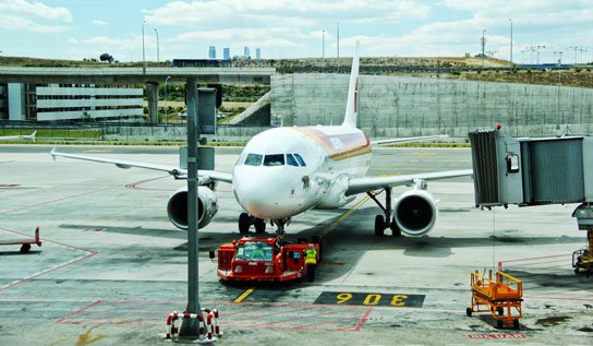photo of airplane pulling into gate by Jose Martin Ramirez on feature image on HRExaminer.com Weekly Edition v7.12 for March 25, 2016