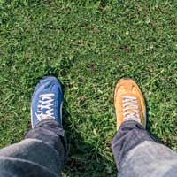 2017-04-21 HRExaminer feature img ai maren hogan v816 photo img cc0 via pexels man person legs grass sq crop 200px.jpg